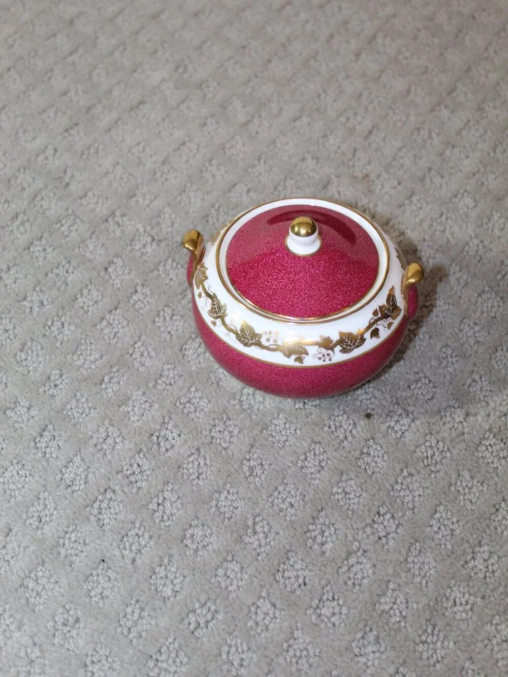 Wedgwood Whitehall W3994 Bone China Powder Ruby Sugar Bowl & Lid